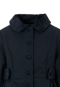 Donkerblauwe wollen jas met een zachte, gestructureerde kraag, vijf knopen en zijaccenten met stoffen lussen voor strikken.