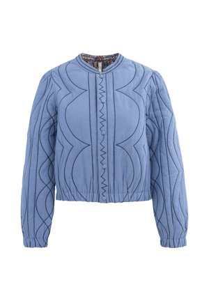 Blau gesteppte Jacke mit Rundhalsausschnitt, ausgestattet mit kräftigen schwarzen Nähmustern sowie elastischen Bündchen und Saum. Die Jacke hat Knöpfe auf der Vorderseite.