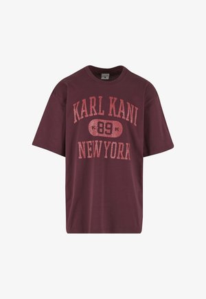 Burgundowa koszulka z krótkim rękawem z różowym nadrukiem z efektem spękania z napisem "KARL KANI 89 NEW YORK" na piersi.