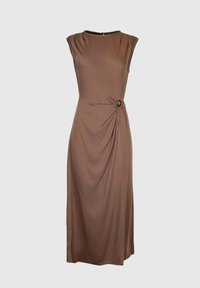 Robe en jersey marron avec des manches courtes, col rond, détail torsadé sur le côté avec un accent de bouton en bronze, et une silhouette drapée et décontractée.