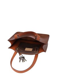 Borsa a mano in pelle marrone aperta con tracolle, che mostra una tasca interna e un portachiavi attaccato con più chiavi.