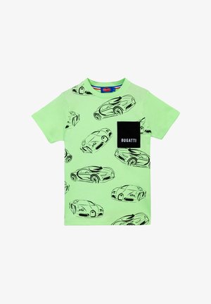 T-shirt in cotone verde con schizzi neri di auto. Include una tasca nera con la scritta "BUGATTI" stampata in bianco. Design a maniche corte e collo rotondo.