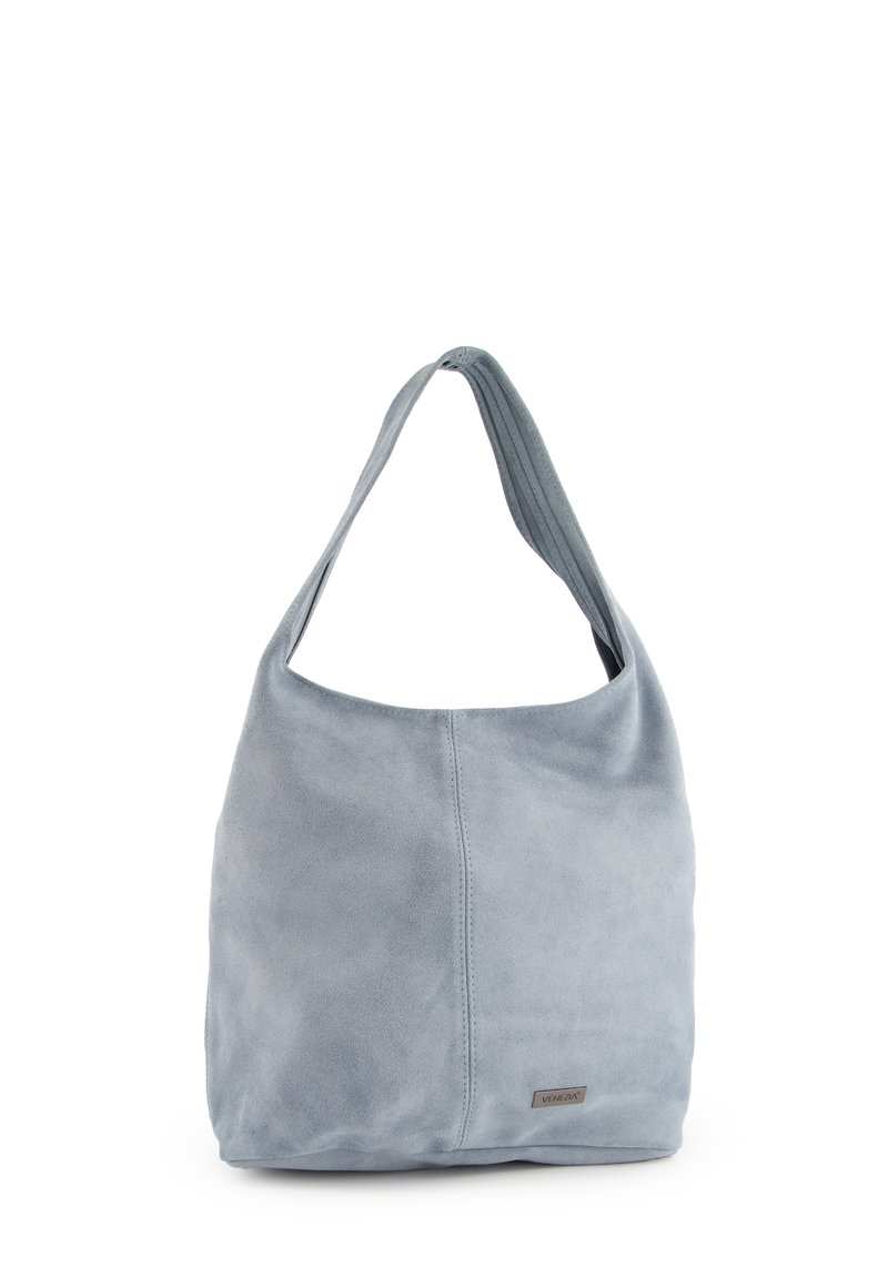 Graue Wildleder-Schultertasche mit weicher Textur, gewölbtem Oberteil und einem einzigen Träger. Mit Logodetail an der Seite.