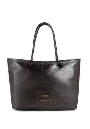 Bolso tote de cuero negro con asas dobles, acabado liso y un pequeño parche con la inscripción "V°73 Gold Elisabetta Armellin" en letras doradas.