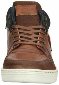 Czarne skórzane sneakersy w stylu high-top z tekstylnymi akcentami, perforowaną przodu i metalowymi oczkami. Posiadają białą gumową podeszwę i logo na języku.