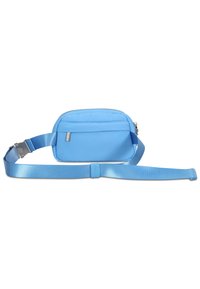 Modrý nylonový crossbody batoh so zipsovým uzáverom, vypolstrovaným dizajnom, nastaviteľným popruhom a kovovými akcentmi. Hladký povrch a obdĺžnikový tvar.