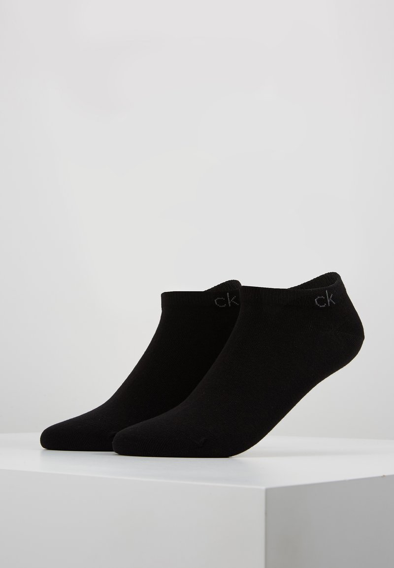 Calcetines negros de tobillo hechos de una mezcla de algodón, con una parte superior acanalada y un pequeño logo. Textura suave con un diseño sin costuras para mayor confort.