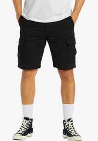 Sorte cargoshorts med flere sidelommer, lavet af bomuld, i en afslappet pasform og med en afsluttet kant.