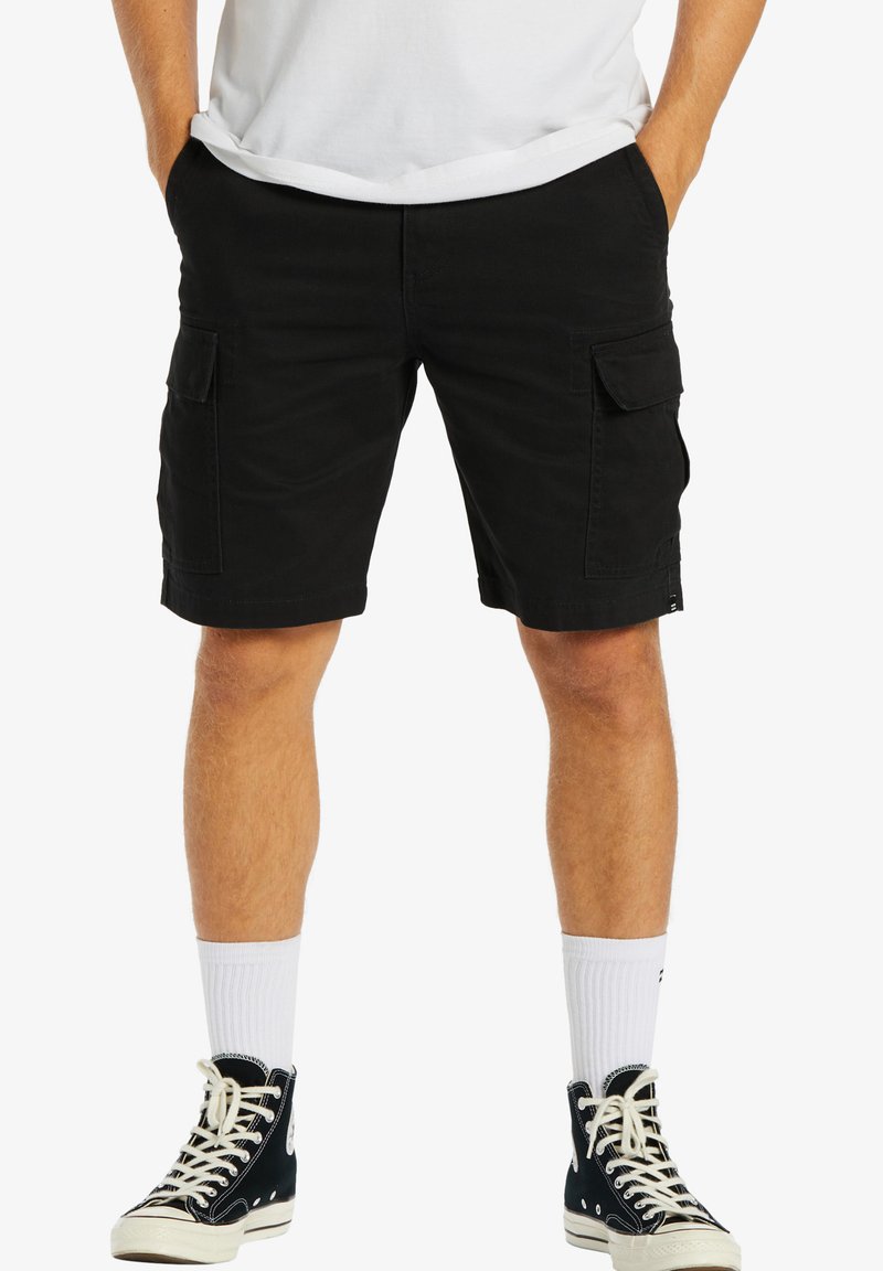 Sorte cargoshorts med flere sidelommer, lavet af bomuld, i en afslappet pasform og med en afsluttet kant.