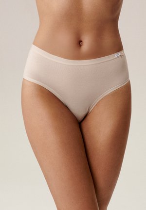 Beżowe majtki typu hipster z mieszanki bawełny o gładkiej fakturze, elastycznej talii i minimalnym szwie. Z boku znajduje się mała metka z logo marki.