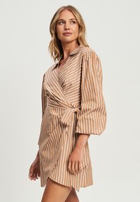 CALLI FELIX  - Päevakleit - tan stripe