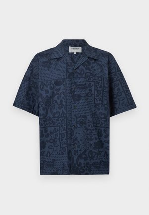 Chemise à manches courtes boutonnée en bleu foncé avec un motif patchwork floral et abstrait ainsi qu'une poche poitrine avant.