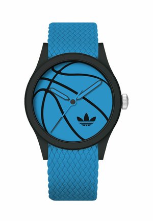 Montre bleue avec des lignes de basket-ball noires sur le cadran, logo Adidas noir, boîtier noir, couronne argentée et bracelet bleu texturé.
