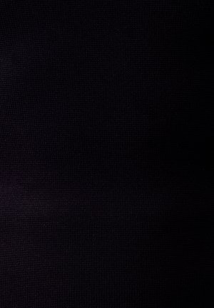 Čierna textúrovaná tkanina s jemným ryhovaným vzorom, hladkým povrchom a jednotnou farbou. Materiál vyzerá pružne, vhodný na rôzne oblečenie.