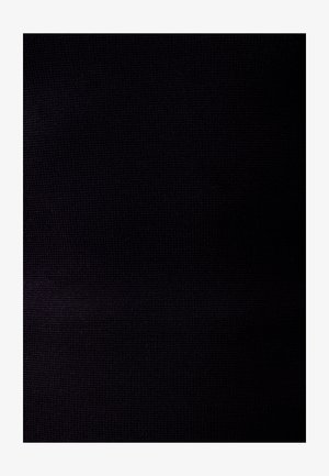 Juodas tekstūruotas audinys su smulkiu raštu, lygia paviršiumi ir tolygiai spalvotas. Medžiaga atrodo elastinga, tinkama įvairiems drabužių naudojimams.