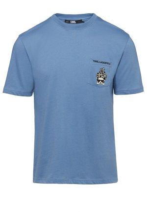 T-shirt à manches courtes bleu clair avec poche poitrine ornée d'un léopard portant des lunettes de soleil et le texte "KARL LAGERFELD" au-dessus.