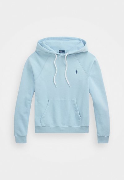 Svijetloplava hoodie s prednjim kengur ljubavnikom, bijelim vezicama i malim mornarskim logom na prsima. Dizajn raglan rukava i rebrasti rub.