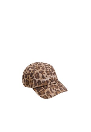 Baseballová čiapka s leopardím vzorom a zakriveným šiltom, s vyšitým textom na prednej časti.