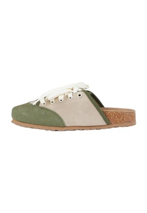 Scarpa slip-on con punta in camoscio verde, corpo beige, lacci bianchi e suola in sughero marrone vista di profilo su sfondo bianco.