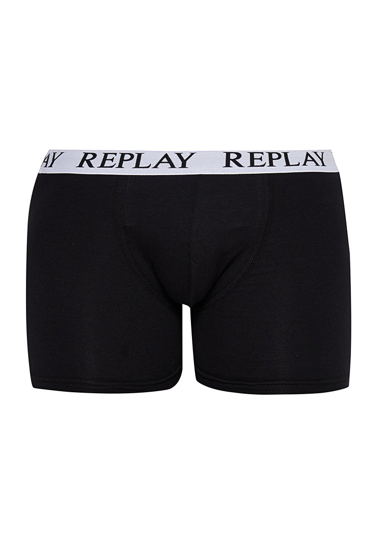 Schwarze Boxershorts aus glattem Material, mit einem breiten weißen Bund, auf dem der Schriftzug "REPLAY" in schwarzer Schrift gedruckt ist.