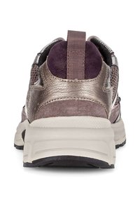 Sportieve sneaker in mauve, met een gemêleerde mesh bovenwerk, metallic accenten, suède hiel en een gevoerde off-white zool met zwarte profiel.