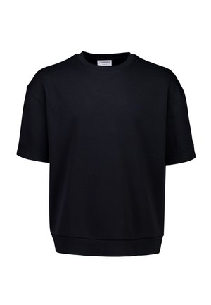 Sudadera negra de manga corta hecha de tela suave. Presenta un escote redondo y un ajuste relajado, con un color sólido y un diseño minimalista.