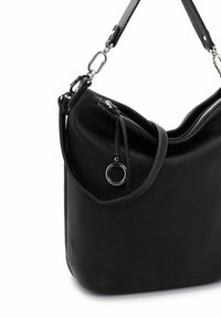 Czarna skórzana torebka o miękkiej fakturze, zaokrąglonym kształcie, zamykana na zamek błyskawiczny, z odpinanym paskiem, ozdobionym srebrnymi elementami oraz detalem w kształcie pierścienia.
