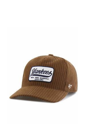 Cappellino da baseball in velluto a coste marrone con una toppa bianca con la scritta "Yankees New York Baseball Since 1903" e logo bianco "47" sul lato.