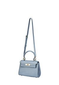 Lysblå læderhåndtaske med en struktureret rektangulær form, top-håndtag, aftagelig skulderrem og gyldne hardware-detaljer på forsiden.