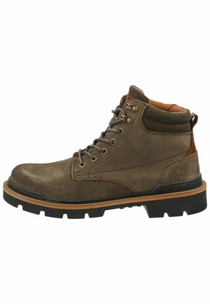 Botas de tobillo de ante marrón con punta redonda, ojales de metal, cuello acolchado, detalles de cuero y suela de goma resistente.