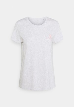 Camiseta gris claro de manga corta y cuello redondo con un pequeño gráfico rojo y texto en el área izquierda del pecho.