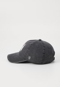 Căciulă din bumbac de culoare gri închis, cu o vizieră curbată, detalii uzate și o curea ajustabilă în spate. Prezintă un design cu logo embosat pe față.