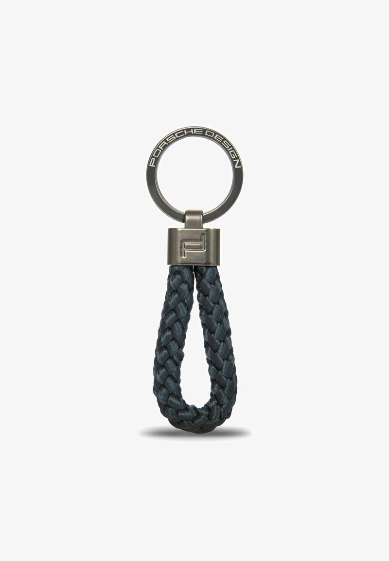 Vlecht sleutelhanger in donkerblauw van leer, met een metalen cirkelring waarop "Porsche Design" is gegraveerd en een stijlvolle zilveren accent.