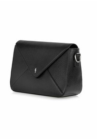 Czarna skórzana kopertówka o teksturowanym wykończeniu, z klapką w stylu koperty i srebrnymi detalami. Charakteryzuje się eleganckim, kanciastym kształtem i bocznym paskiem.