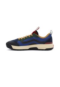 Zapatilla colorida con parte superior de ante azul y verde, suela de goma negra, mediado color crema y acentos contrastantes en rojo y verde. Presenta cordones redondos.