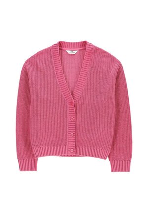 Różowy sweter typu kardigan z długimi rękawami, głębokim dekoltem w serek i pięcioma guzikami z przodu, ułożony na płasko na białym tle.