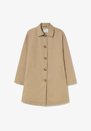 Abrigo beige de longitud media hecho de tela ligera. Presenta un cuello, cinco botones grandes marrones y bolsillos laterales. Textura suave en toda su extensión.