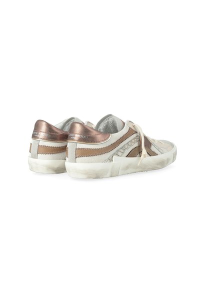 Une paire de baskets basses beige et marron avec des lacets blancs et des accents de talon en bronze métallisé, présentée de l'arrière et des angles latéraux.