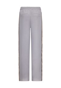 Lichtgrijze sweatpants met een elastische tailleband, twee achterzakken en zijnaad met contrasterende strepen en geprinte tekstaccenten.
