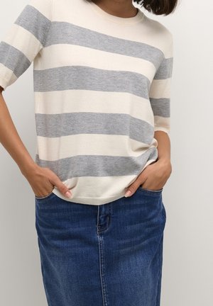 Beige en grijs gestreepte gebreide trui met korte mouwen, ronde halslijn en een relaxte pasvorm, gecombineerd met een denimrok. Soepele textuur.