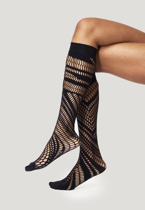 Calze nere al ginocchio con design a rete aperta e motivi geometrici, e una zona della punta solida. Materiale morbido con una texture liscia.