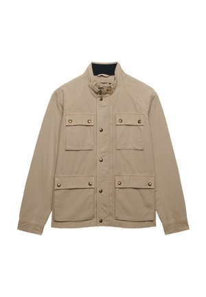 Veste beige décontractée avec col haut, fermeture devant par boutons et quatre poches à rabat avec détails de boutons à l'avant.