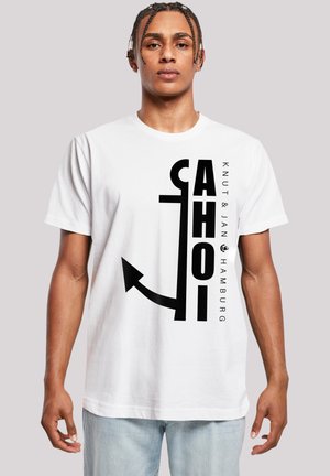Weißes Baumwoll-T-Shirt mit einem auffälligen schwarzen Grafikdesign, das das Wort "AHOI" sowie ein Anker-Motiv zeigt, daneben den Text "KNUT & JAN HAMBURG."
