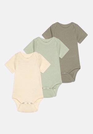Set aus drei Kurzarm-Body in Creme, gedämpften Grün und Oliv. Weiches Baumwollmaterial mit Druckknöpfen im Schritt. Glatte Textur.