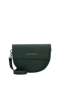 Sac bandoulière en cuir vert avec logo embossé, ferrures dorées et fermeture à rabat arrondi. Bandoulière ajustable incluse.