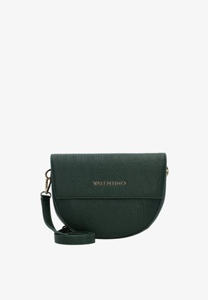 Sac bandoulière en cuir vert avec logo embossé, ferrures dorées et fermeture à rabat arrondi. Bandoulière ajustable incluse.