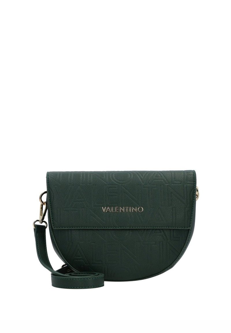 Sac bandoulière en cuir vert avec logo embossé, ferrures dorées et fermeture à rabat arrondi. Bandoulière ajustable incluse.