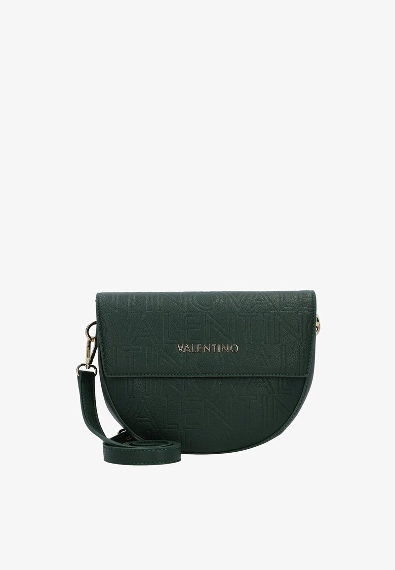 Sac bandoulière en cuir vert avec logo embossé, ferrures dorées et fermeture à rabat arrondi. Bandoulière ajustable incluse.