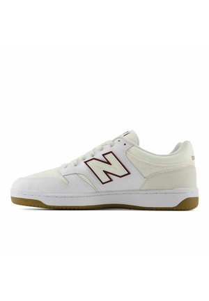Weißer Sneaker in niedriger Ausführung mit beigen Akzenten, Gummisohle, Schnürung vorne und großem dunkelrotem "N"-Logo an der Seite.