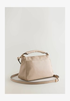Béžová kožená kabelka so štruktúrovaným tvarom, hornou rúčkou a nastaviteľným popruhom. Má zipsové zapínanie a jemné švy.